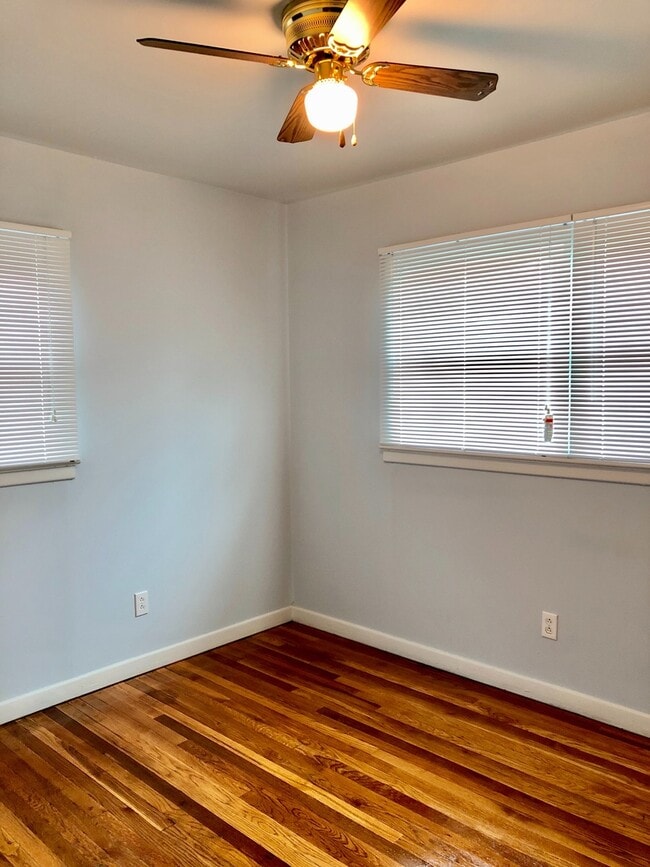 Building Photo - 3 Bed 1 Bath Move In Ready!