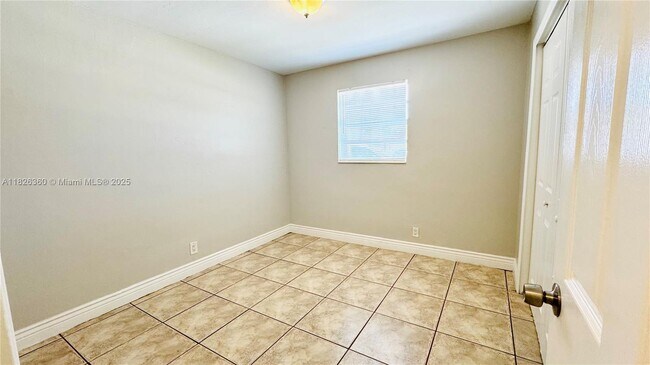 Building Photo - 531 SW 38th Terrace