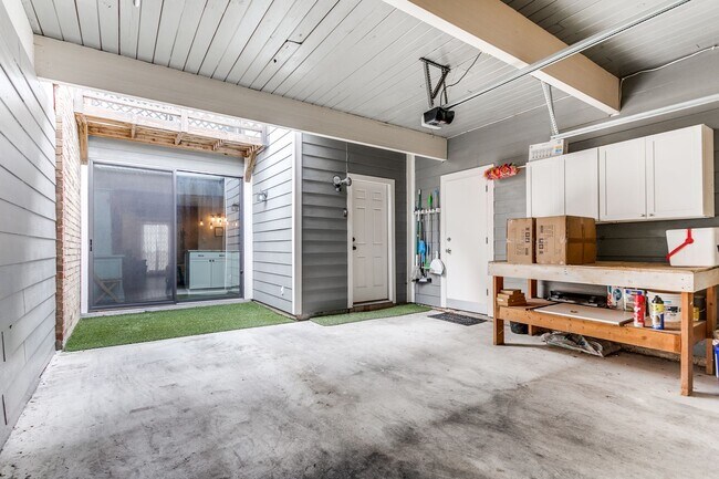 Building Photo - TERRELL HILLS TOWNHOUSE