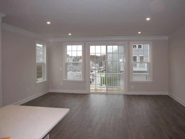 Building Photo - End Unit Townhouse Haymarket