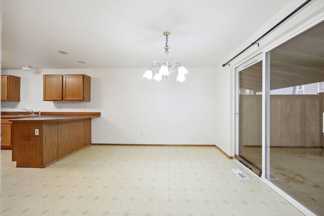 Building Photo - Move in Ready! 3 bed 2.5 bath duplex - Nor...