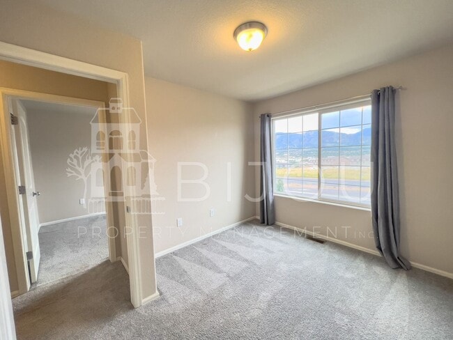 Building Photo - Spring Creek Townhome