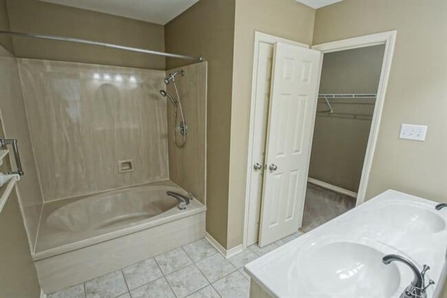 Building Photo - Newly Renovated 3 BR/2 Bath home on Suncrest Subdivision