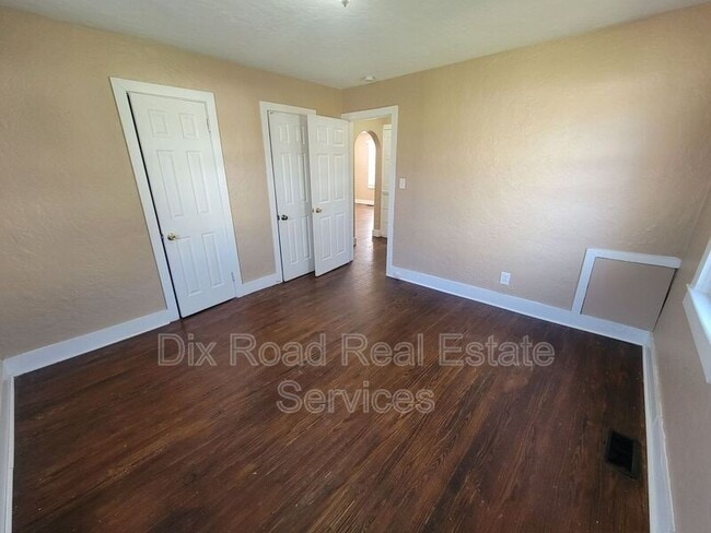 Building Photo - 109 N Decker Ave