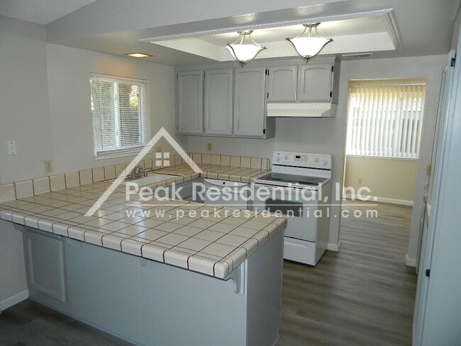 Building Photo - Very Nice 3 bd/2ba Elk Grove Home with 2 C...