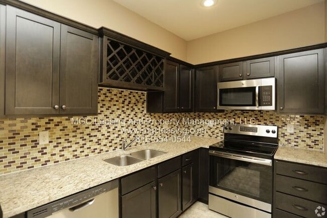 Building Photo - Fall in love with Eagle Creek Townhomes in...