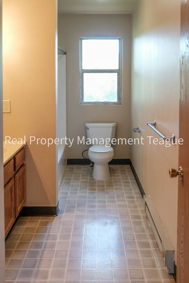 Building Photo - Pine Lane 32 B