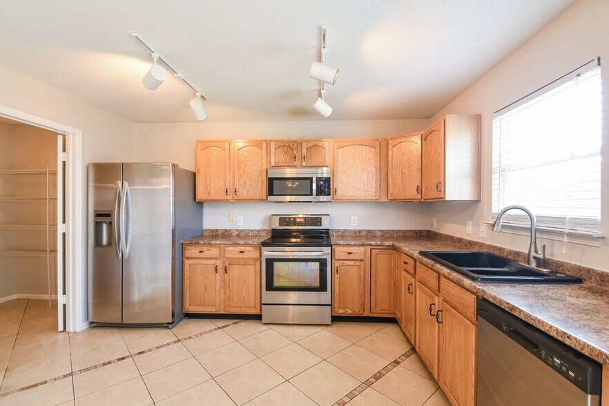 Building Photo - 10916 Firefly Ct