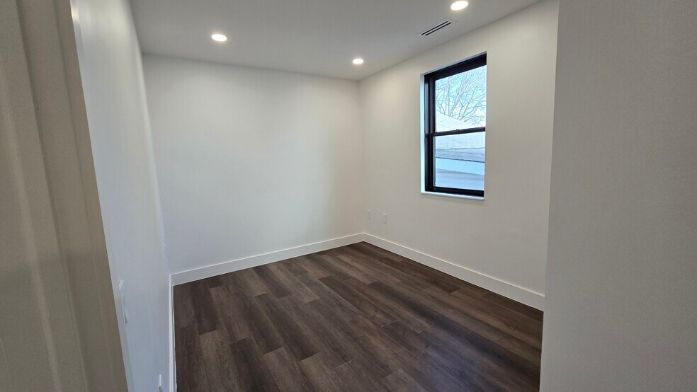 Building Photo - 75 Lake St