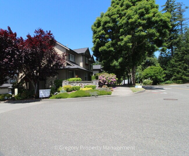 Building Photo - 13824 N Creek Dr