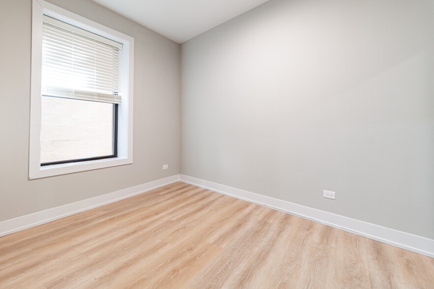 Building Photo - 441 W Belden Ave