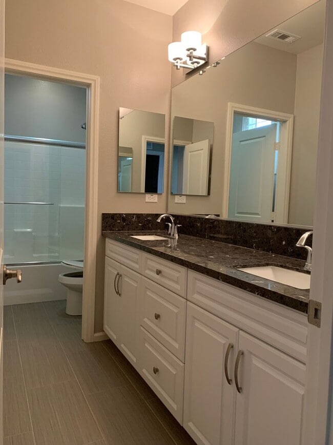 Building Photo - 2 Bed 3 Bath Townhouse For Rent in Temecula