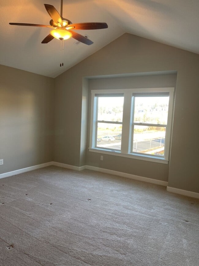 Building Photo - Beautiful Townhome in Camas!