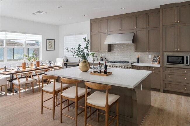 Building Photo - Model-Perfect 5 Bedroom Home in Valencia!