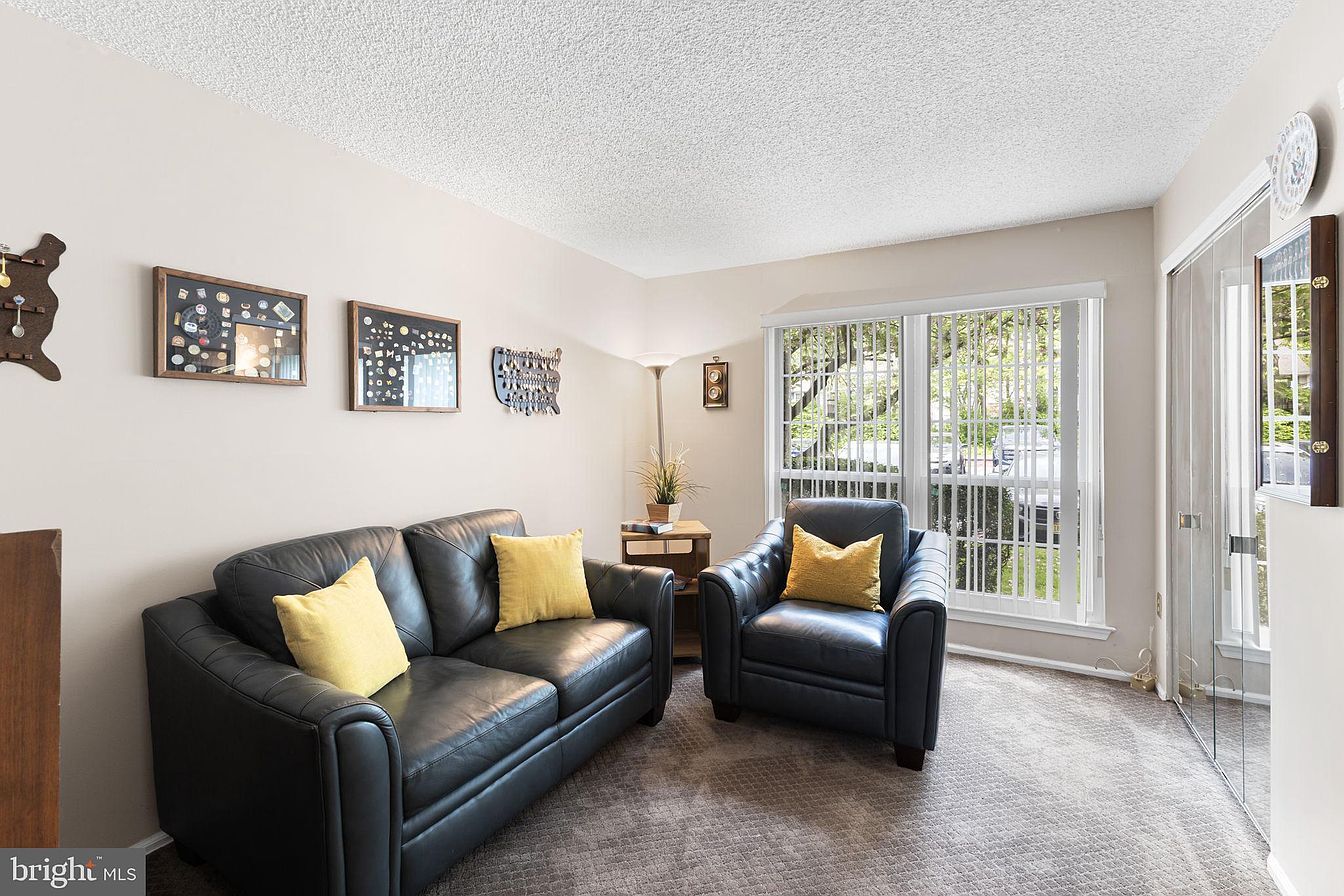 Building Photo - 14 Cheverny Ct