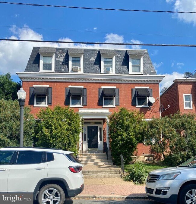 Building Photo - 131 W 18th St