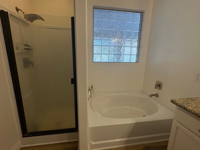 Building Photo - 1180 E Saddleback Pl