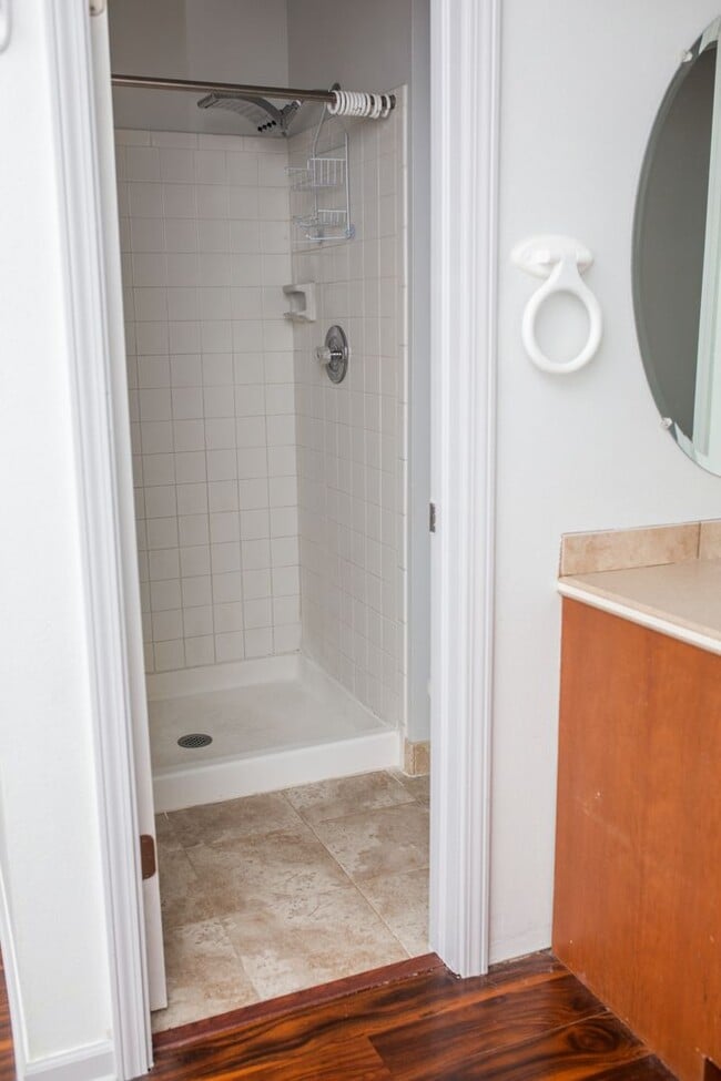 Building Photo - Nice 2 Bedroom Townhome in Lakewood