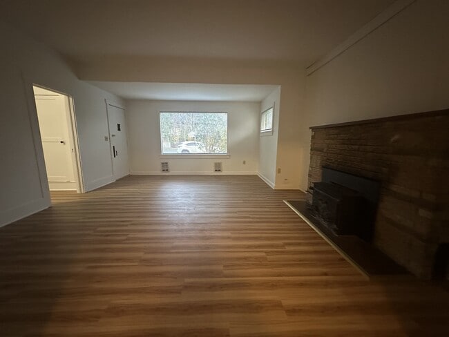 Building Photo - 7951 Maple Ave SE