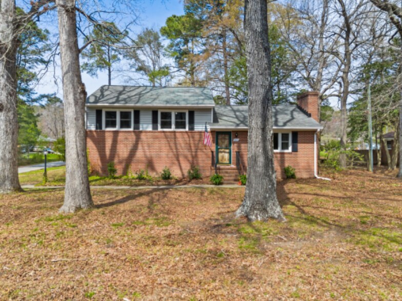 Primary Photo - 206 York Ln