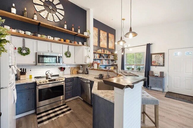 Building Photo - Modern 2 Bed, 1 Bath Condo near Dishman Hills!