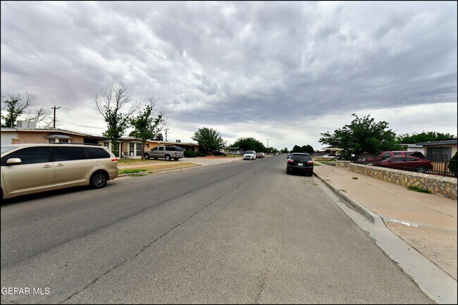 Building Photo - 10565 Murphy St