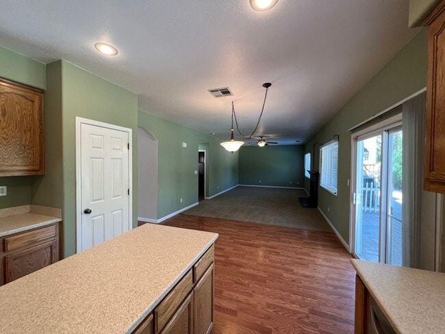 Building Photo - Large 4 bedroom located on a well maintained court!