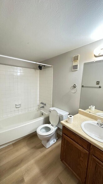 Building Photo - 14740 E Kentucky Dr