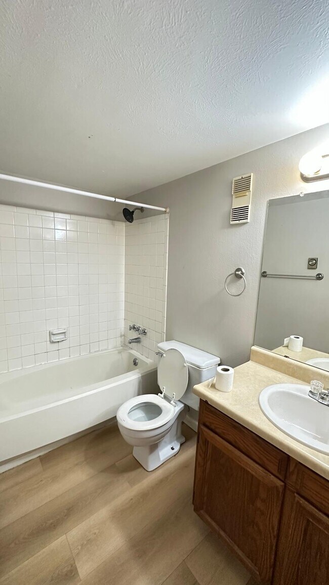 Building Photo - 14740 E Kentucky Dr