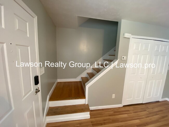 Building Photo - Two Bedroom Townhome in Cloverdale