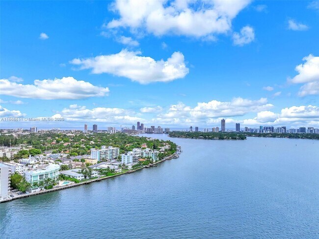 Building Photo - 2000 Bay Dr