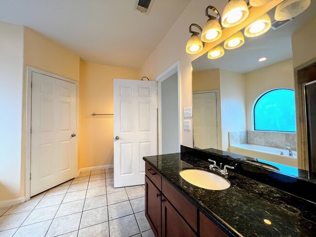 Building Photo - Ready and clean 3 bedrooms in Rice Militar...