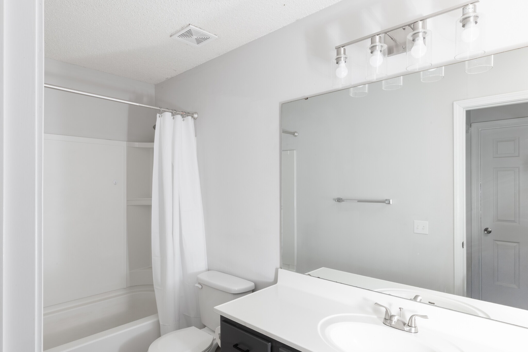 Building Photo - 2282 Highland Hill Dr