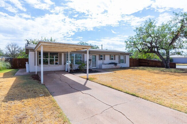 Building Photo - 633 S La Salle Dr