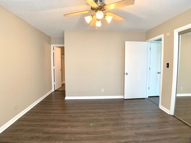 Building Photo - 511 Mallory Dr