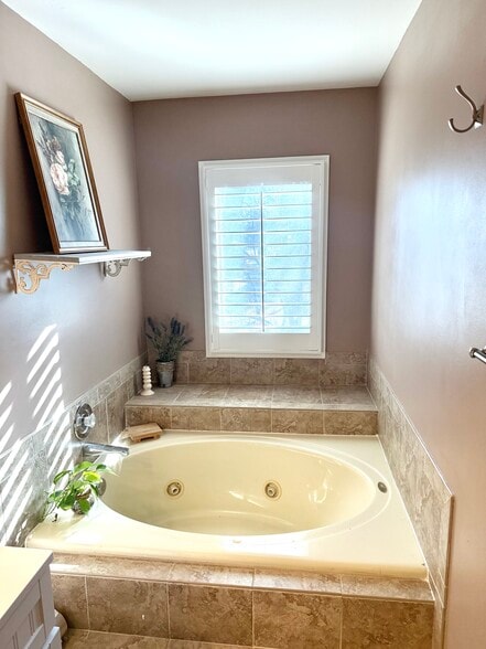 Master bathroom - 111 E Colonial Dr