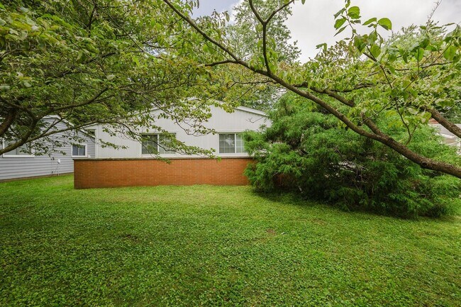 Building Photo - 2825 Hinde Ave