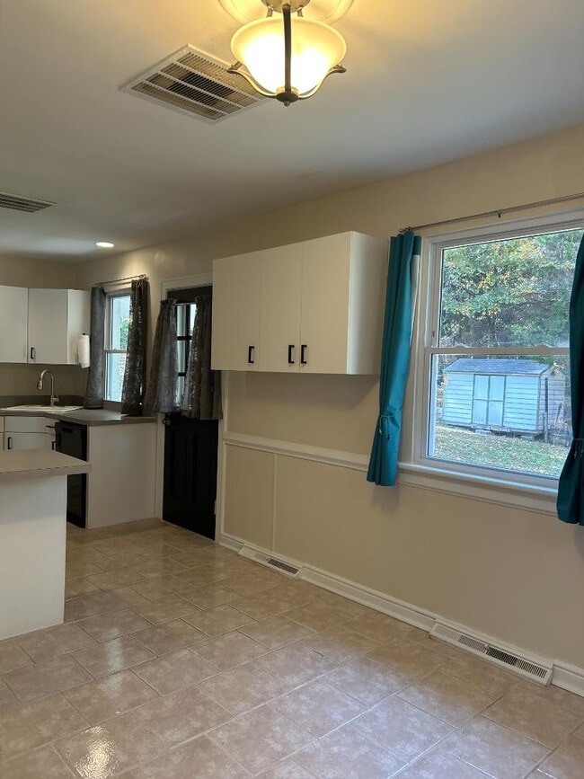 Building Photo - 1042 Peck Rd