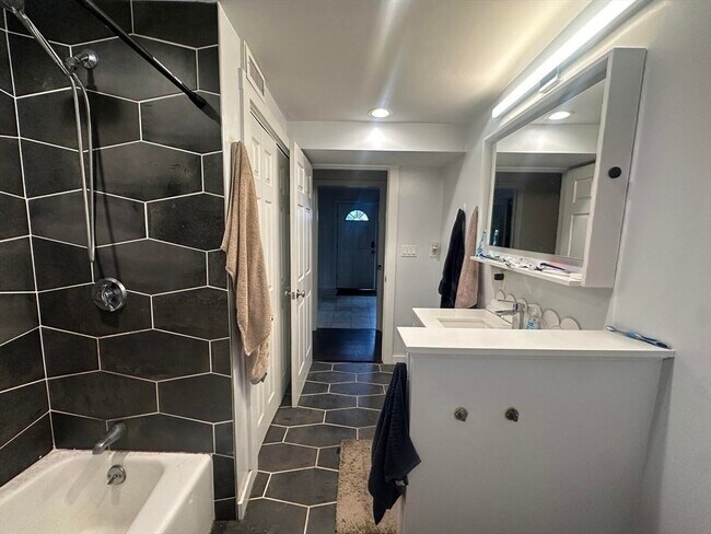 Building Photo - 21 Swan Ave