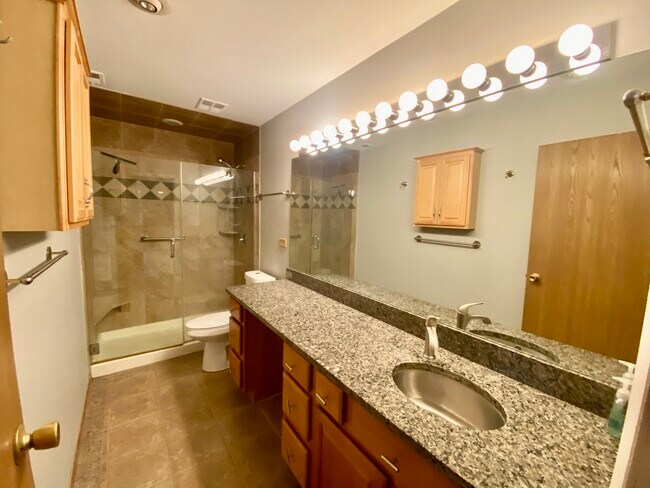 Building Photo - 5820 Oakwood Dr