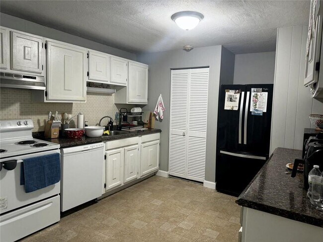 Building Photo - 300 Smithfield Rd