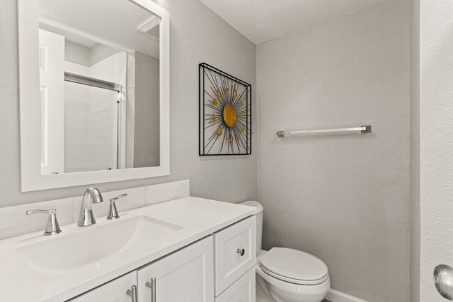 Building Photo - Remodeled 4-Bedroom House w/ Private Yard in Oakland