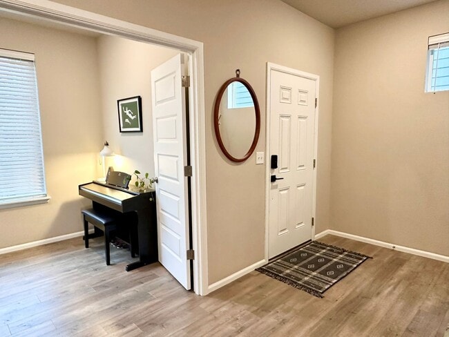 Building Photo - Stunning Stewart Crossing Home!