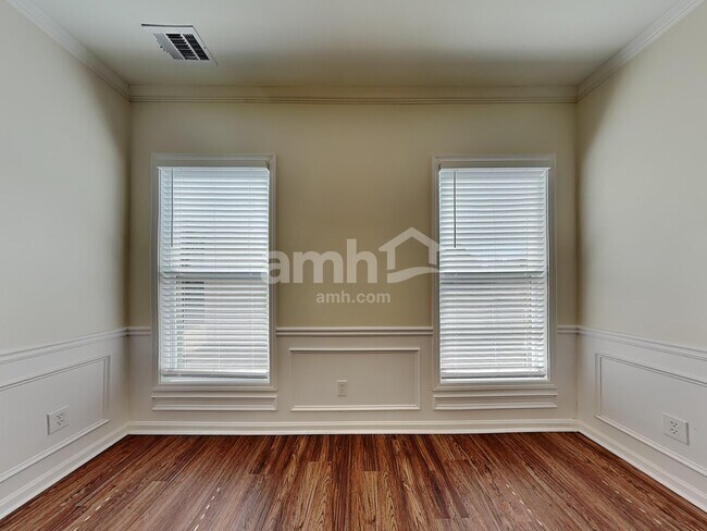 Building Photo - 1152 Balvaird Dr SE