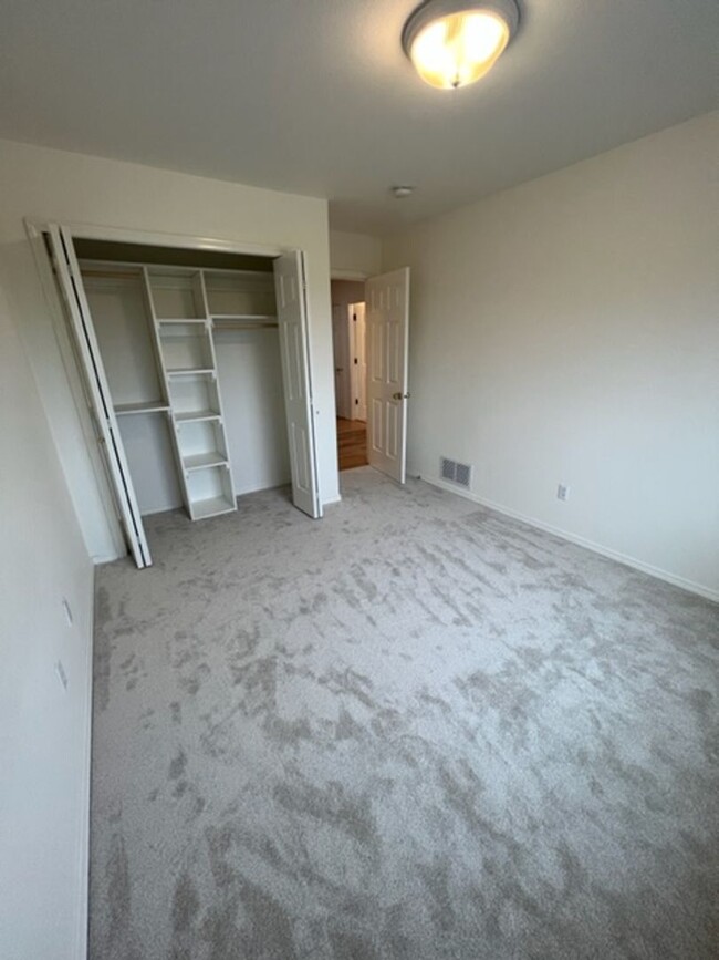 Building Photo - Beautiful 4 Bedroom Eagle River Home!