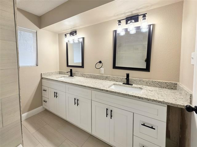 Building Photo - 1302 La Salle Dr