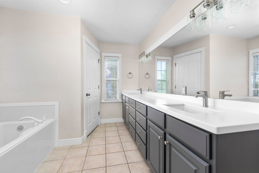 Master Bath (2nd floor) - 1807 Skyline Dr