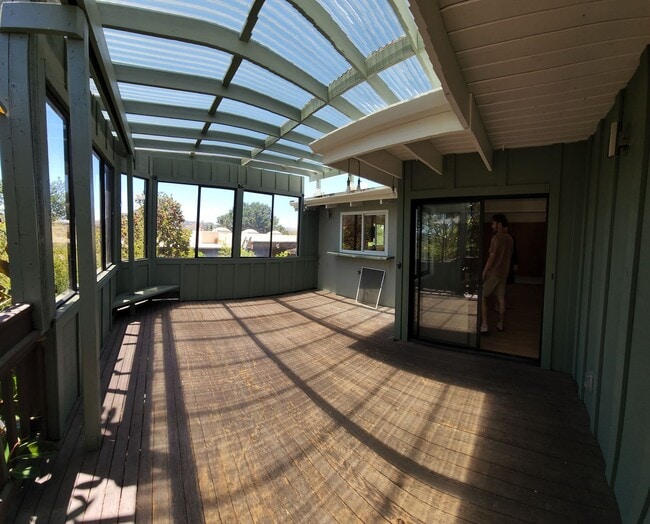 Building Photo - Large 5 Bedroom Home close to Poly Campus!!