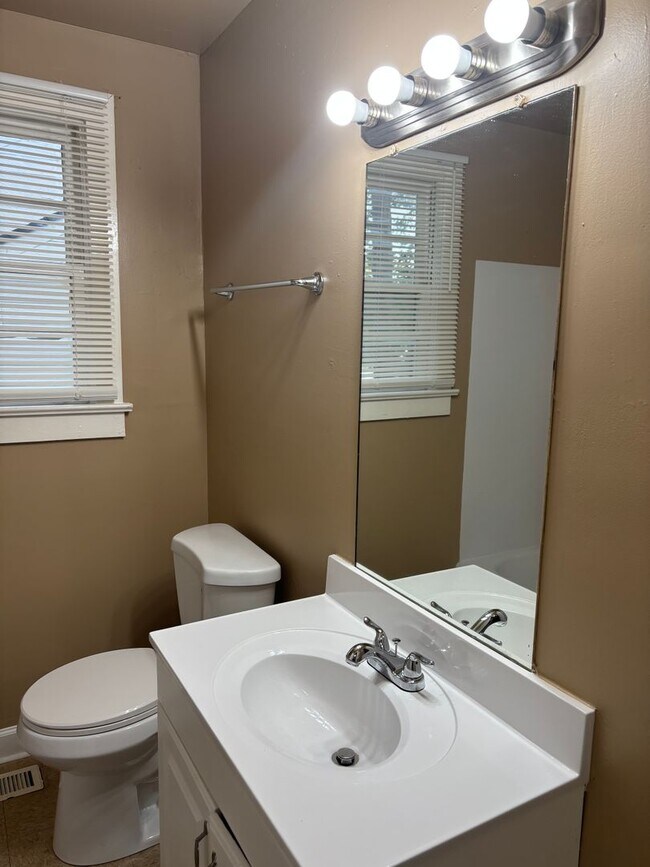Building Photo - 221 Pleasant Ridge Ave