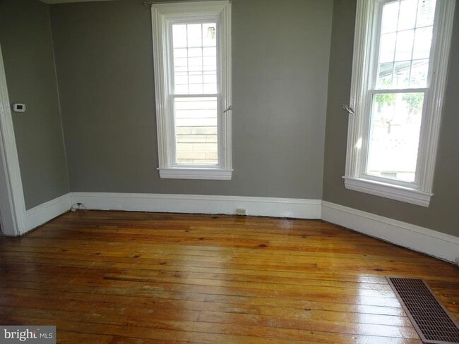 Building Photo - 108 Commerce St